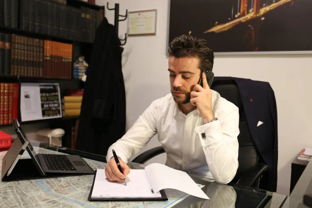 <span class="text-gold text-3xl md:text-5xl lg:text-7xl ">Avocat au Barreau de Toulon en Droit Pénal.</span>